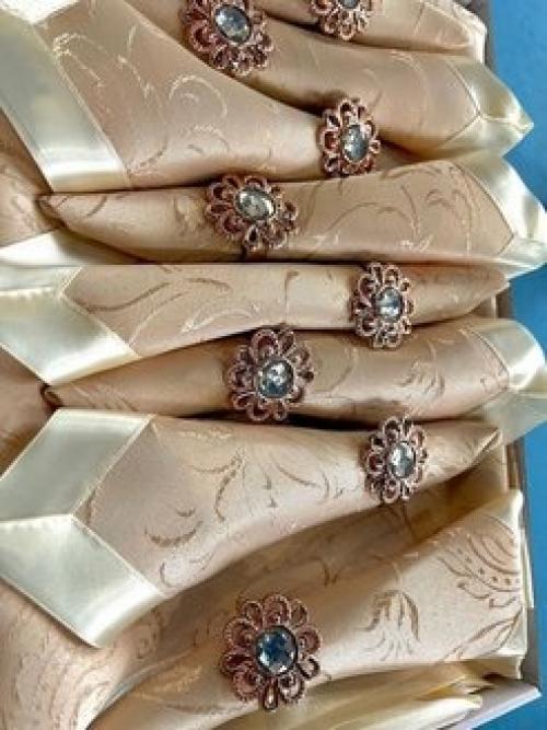 Скатерть тканевая жаккардовая на стол 150 х 205 см с салфетками 30 х 31 см (8 шт. ) и декоративными кольцами (8 шт.. 04