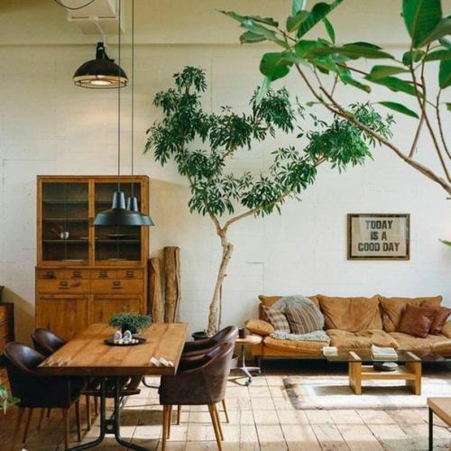 Светильники причудливых форм, удобная дизайнерская мебель прошлого столетия, тумбы на высоких ножках, мебель советской эпохи. 01