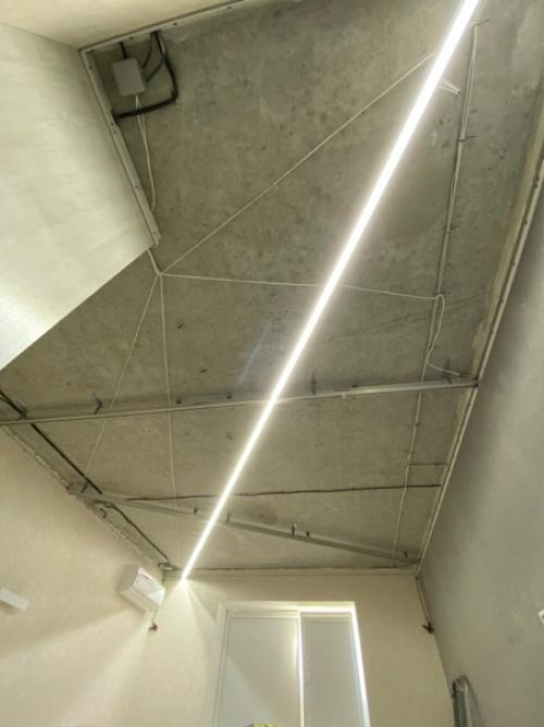 Световые линии - новшество позволяющее оформить потолок без лишних осветительных приборов, которые визуально загромождают пространство. 01