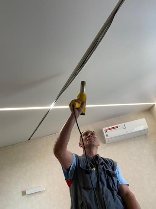 Световые линии - новшество позволяющее оформить потолок без лишних осветительных приборов, которые визуально загромождают пространство. 06