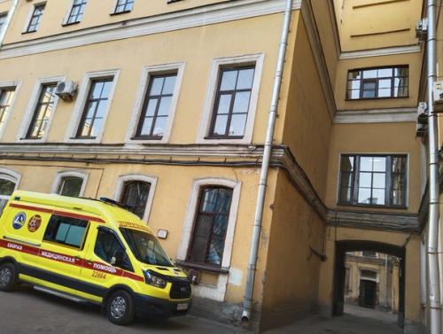 Вчера прогулялись одна, без туристов, по историческому центру, зашла в стильный интерьер кафе выпить кофе с мороженым. 02