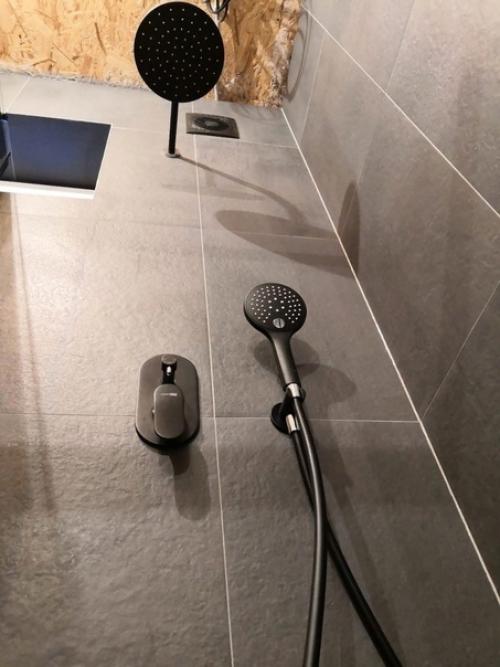 Стильно получилось.  Плитка под Дерево и под бетон хорошо сочетаются. 04