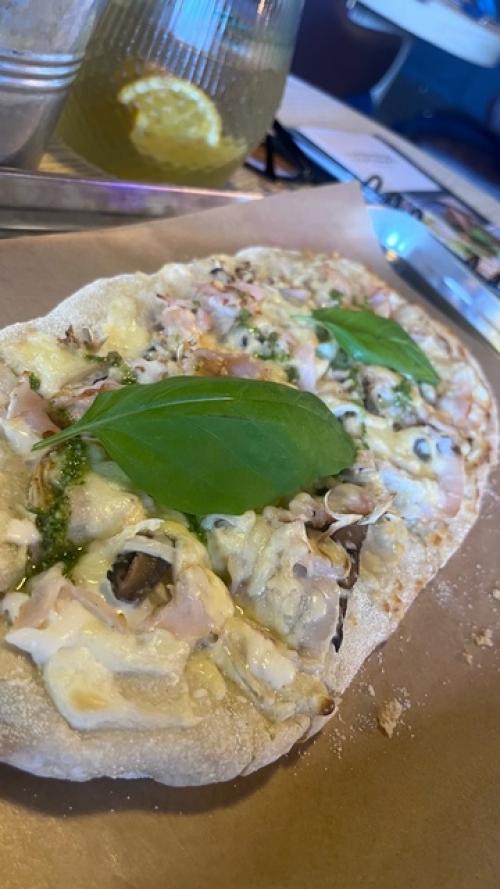 С племянницей решили перекусить и выбрали лаундж - бар Horizon (тополинка. 02