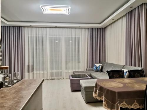 Гостиную смело можно назвать одной из самых главных комнат в доме, поэтому её дизайн следует продумывать до мельчайших деталей. 03