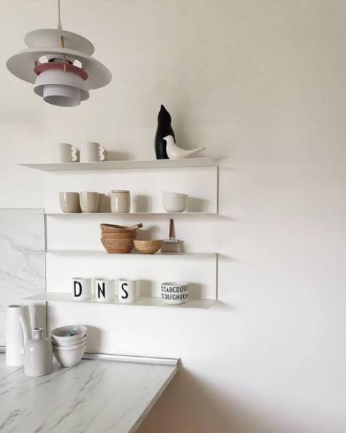 Приятные скандинавские детали в доме с модными постерами. 06