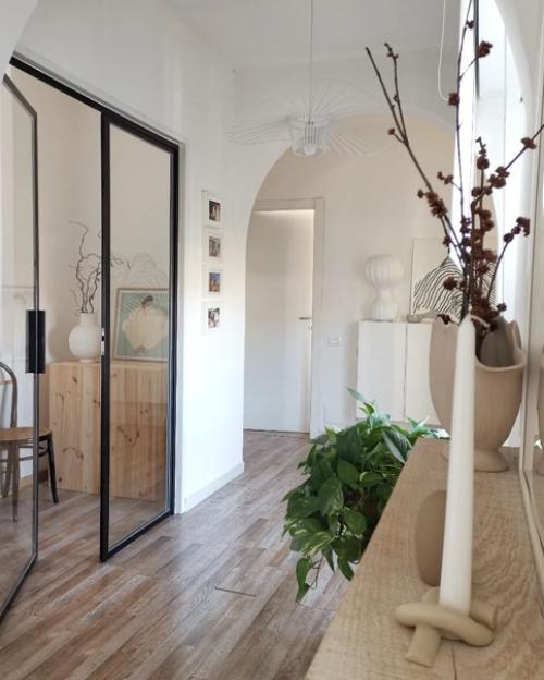 Приятные скандинавские детали в доме с модными постерами. 03