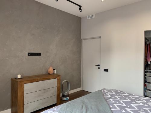 Впечатляющий ремонт.  Особенно мне понравилась подсветка в спальне над кроватью - интересный эффект получился. 05