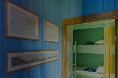 Архитектор Бен и его жена, скульптор Джилл, создали простой дом для отдыха в рыбацкой хижине на побережье Шотландии. 03