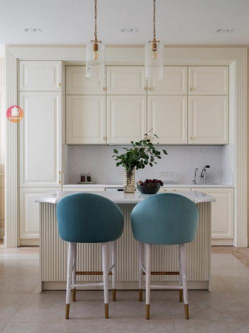 Чудесный элегантный интерьер кухни - столовой и гостиной в американском классическом стиле! 01