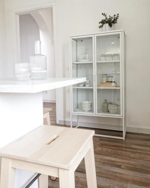 Приятные скандинавские детали в доме с модными постерами. 05