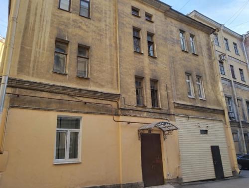 Вчера прогулялись одна, без туристов, по историческому центру, зашла в стильный интерьер кафе выпить кофе с мороженым. 01