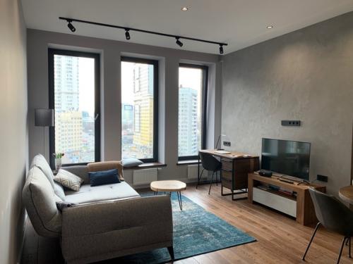 Впечатляющий ремонт.  Особенно мне понравилась подсветка в спальне над кроватью - интересный эффект получился. 01