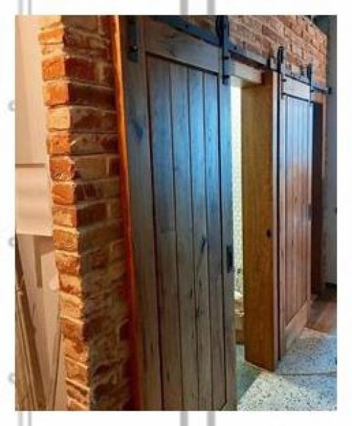 Актуальный тренд в интерьере загородных домов: двери, у которых лицевая часть дверного полотна изготовлена из спила - слэба массива дуба. 03