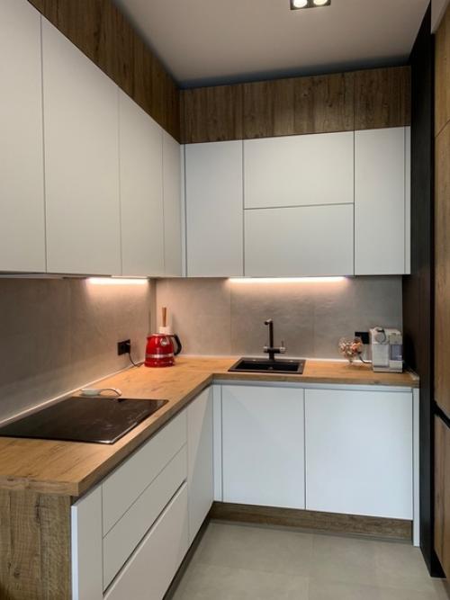 Впечатляющий ремонт.  Особенно мне понравилась подсветка в спальне над кроватью - интересный эффект получился. 02