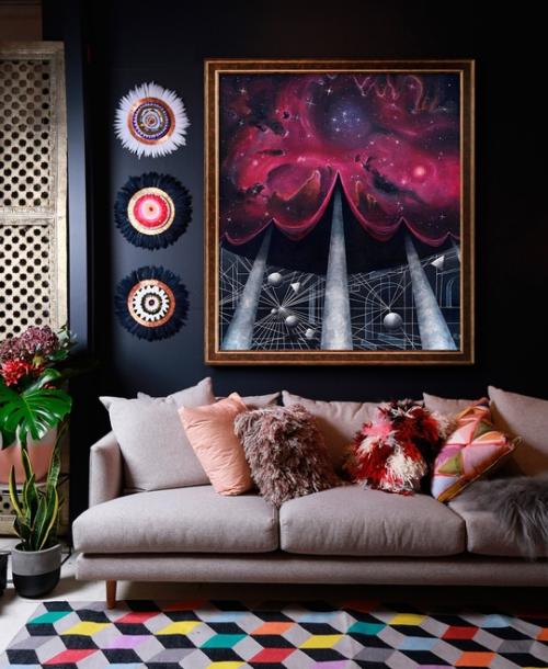 Темная стена в интерьере - это скорее какое-то экстравагантное исключение, чем правило. 01