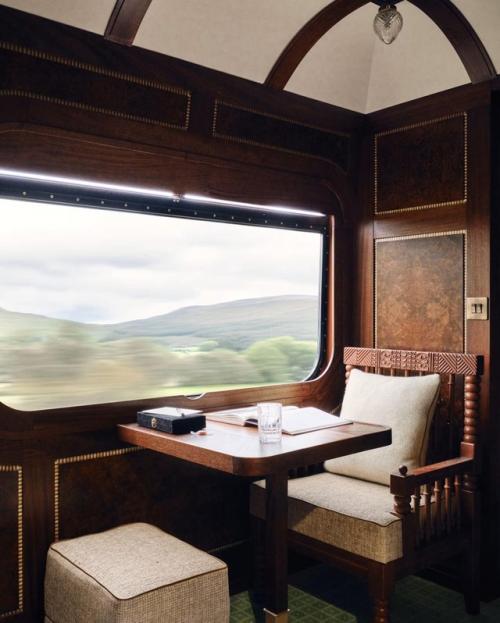 Royal Scotsman - это не просто способ путешествия, а настоящая интерьерная легенда на колёсах. 01