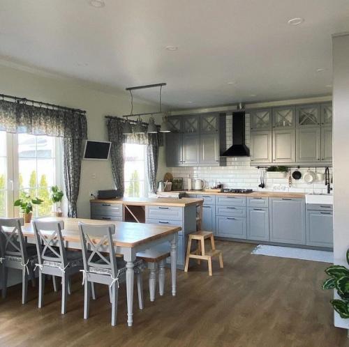 В загородном доме представлена просторная кухня. 02