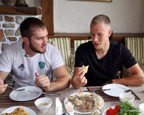 Албанские легионеры Терека познакомились с национальной кухней Чечни. 02