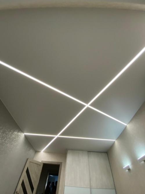 Световые линии - новшество позволяющее оформить потолок без лишних осветительных приборов, которые визуально загромождают пространство. 09