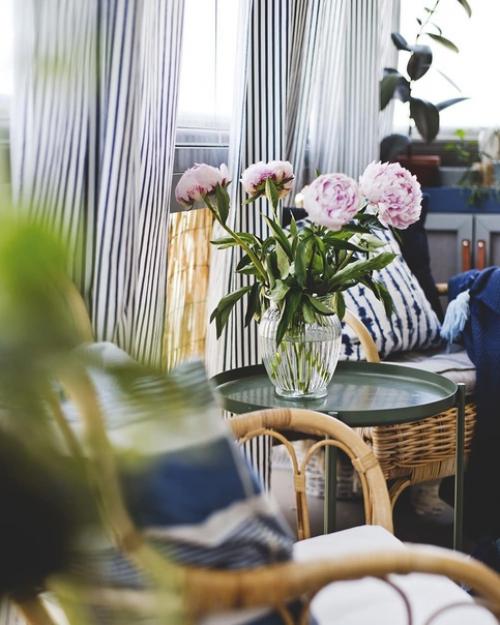 Воплотить скандинавскую атмосферу в интерьере балкона помогут деревянные или плетеные мебельные предметы. 02