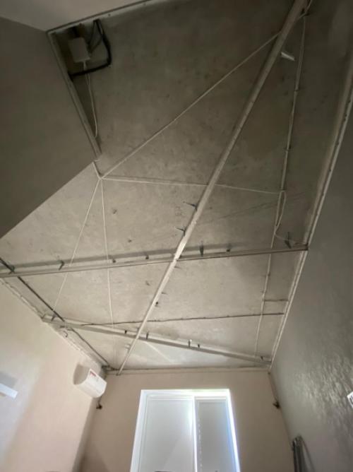 Световые линии - новшество позволяющее оформить потолок без лишних осветительных приборов, которые визуально загромождают пространство. 02