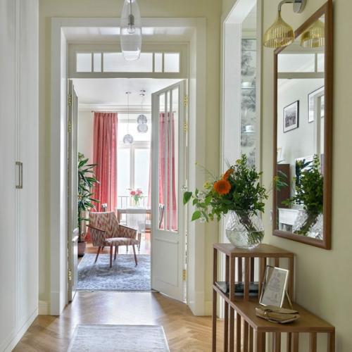 Светильники причудливых форм, удобная дизайнерская мебель прошлого столетия, тумбы на высоких ножках, мебель советской эпохи. 05