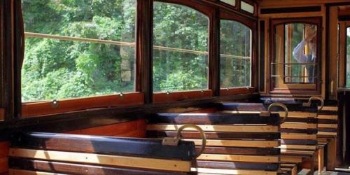 Трамвайный антиквариат.  Летом, по выходным дням, по улицам Будапешта ездят старинные трамваи. 03