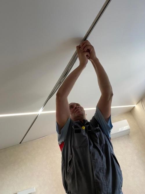 Световые линии - новшество позволяющее оформить потолок без лишних осветительных приборов, которые визуально загромождают пространство. 05