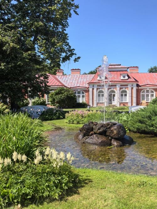 После возведения монплезира ПетрI приказал отстроить неподалёку деревянную мыльню, так в Xviii веке называли баню. 06