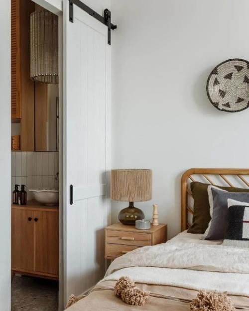 Хозяйка квартиры - молодая девушка, стилист. 05