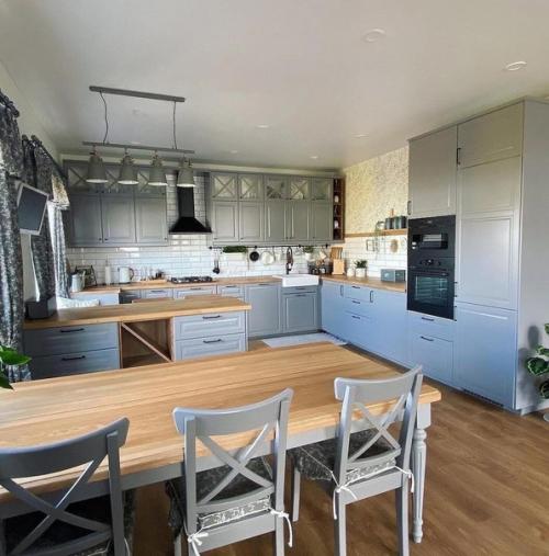 В загородном доме представлена просторная кухня. 01