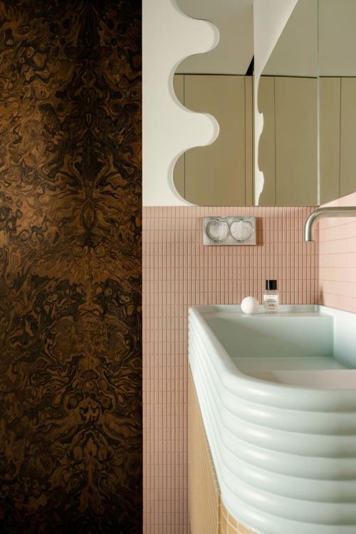 Максимализм, mid - Century и немного брутализма: квартира для юриста. 04