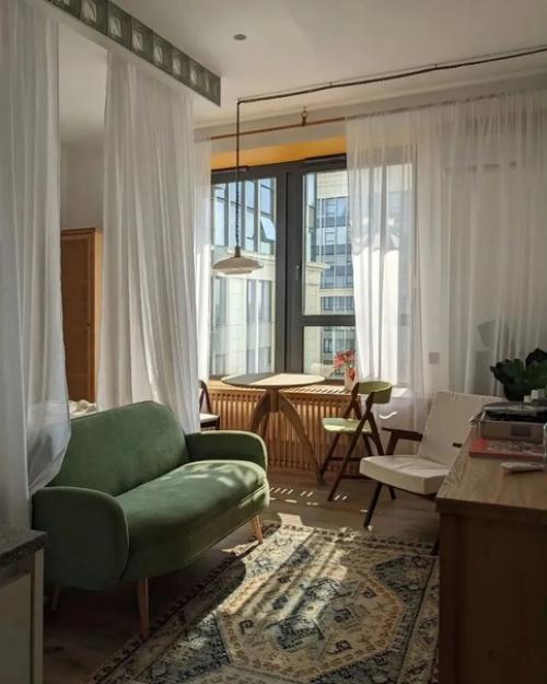 Хозяйка квартиры - молодая девушка, стилист. 01