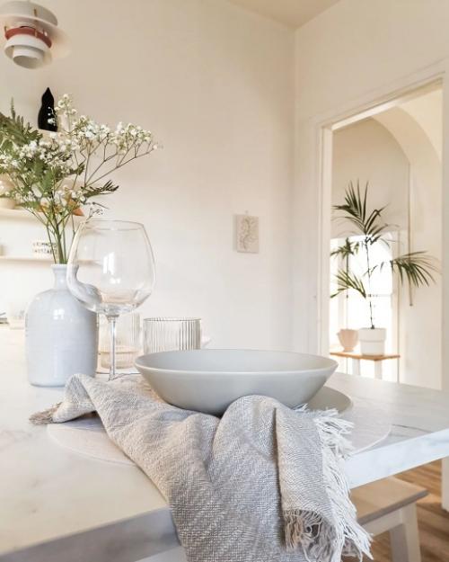 Приятные скандинавские детали в доме с модными постерами. 07