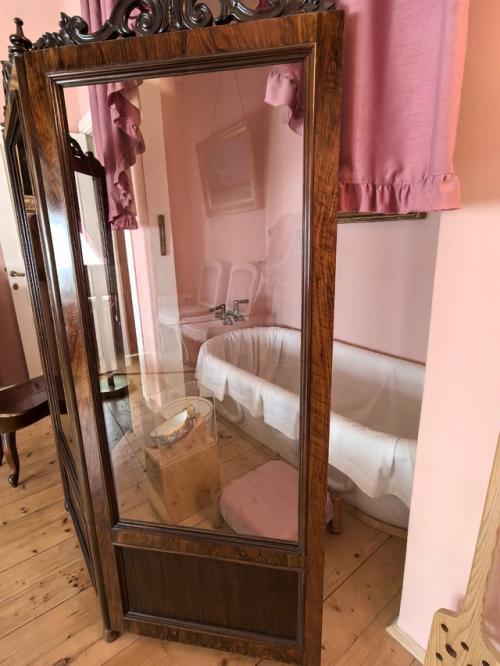 После возведения монплезира ПетрI приказал отстроить неподалёку деревянную мыльню, так в Xviii веке называли баню. 03