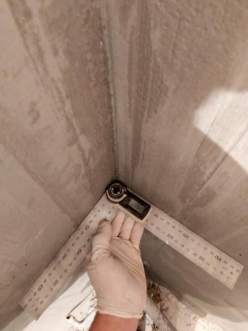 Брежневка.  Стены сыпались, запах стоял жуткий. 06