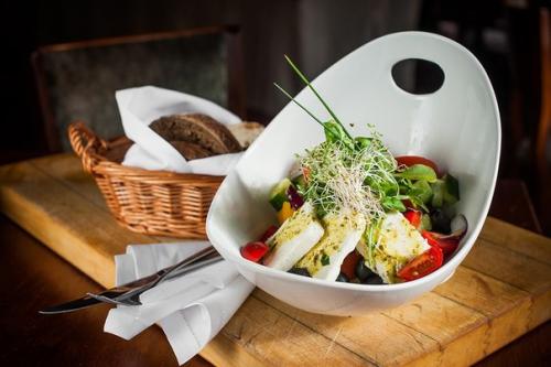 Из Петербурга в Грецию: где в городе совершить гастрономическое путешествие.
