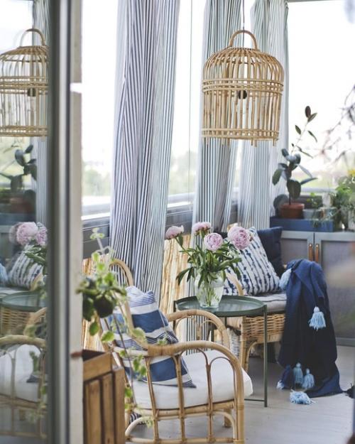 Воплотить скандинавскую атмосферу в интерьере балкона помогут деревянные или плетеные мебельные предметы. 04