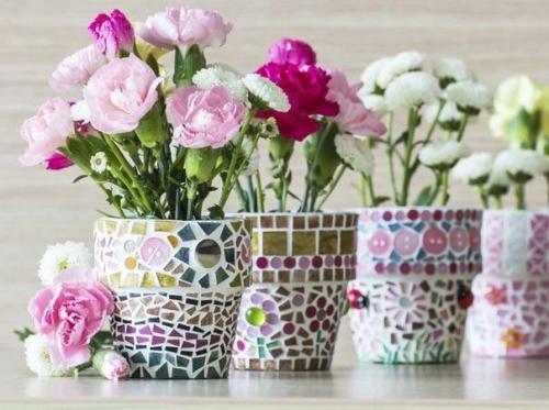 Цветочный горшок: мы декорируем разноцветным стеклом.