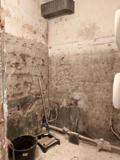 Брежневка.  Стены сыпались, запах стоял жуткий. 04