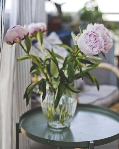 Воплотить скандинавскую атмосферу в интерьере балкона помогут деревянные или плетеные мебельные предметы. 03