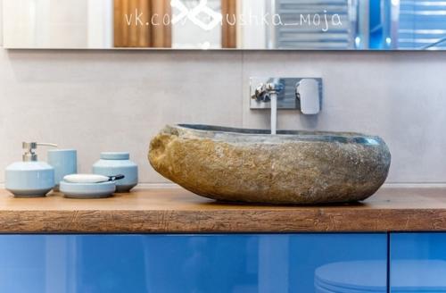 Яркий интерьер санузла в яркой, жизнерадостной квартире на берегу балтийского моря. 04