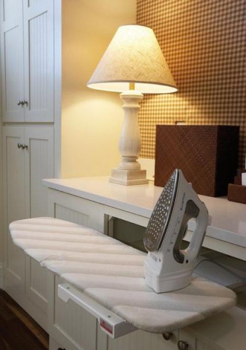 Раскладная гладильная доска, встроенная в шкаф. 01