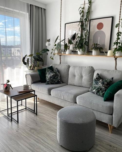 Светлая квартира с красивой мебелью и живыми растениями. 01