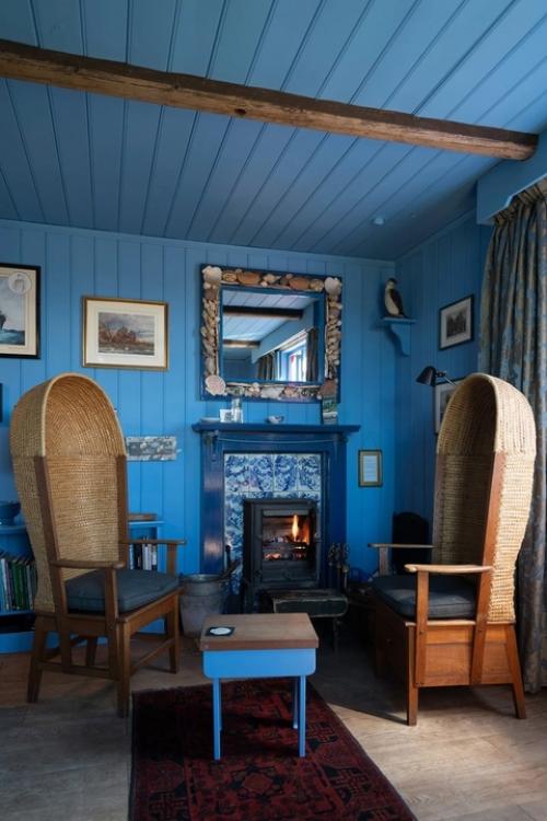 Архитектор Бен и его жена, скульптор Джилл, создали простой дом для отдыха в рыбацкой хижине на побережье Шотландии. 02