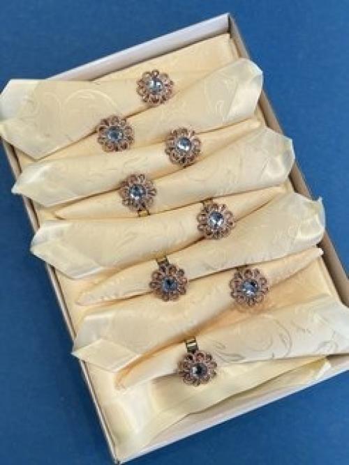 Скатерть тканевая жаккардовая на стол 150 х 205 см с салфетками 30 х 31 см (8 шт. ) и декоративными кольцами (8 шт.. 05