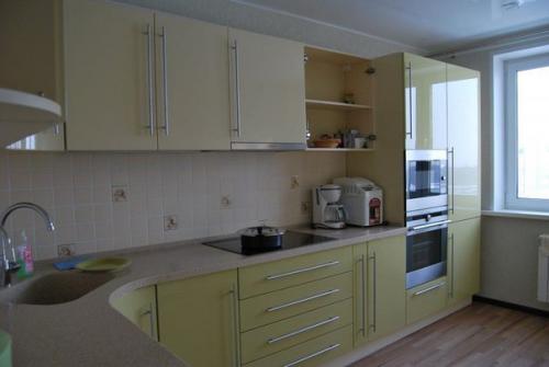 Мебель в пастельных тонах - беспроигрышна и универсальна, может стать отправной точкой в оформлении интерьера вашей кухни в любом стиле. 01