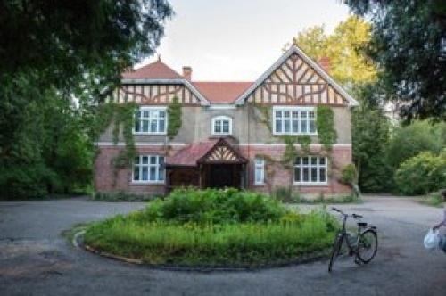 Дом Рональда адэра из знаменитого советского телефильма Приключения Шерлока Холмса и Доктора Ватсона пострадал от чьих-то рук. 01