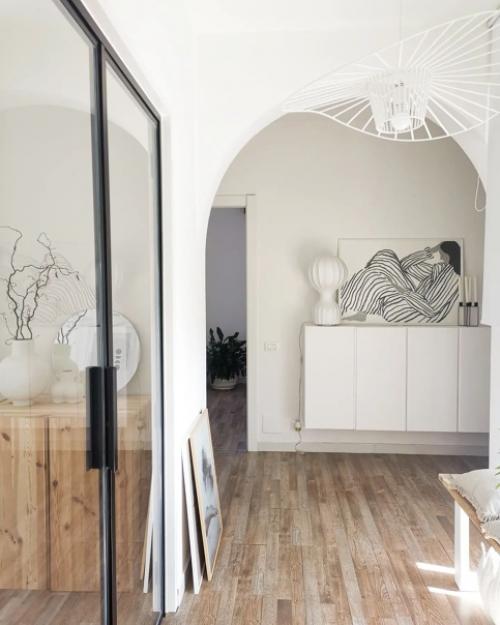 Приятные скандинавские детали в доме с модными постерами. 08