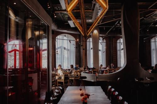 Ресторан Горыныч 18+.  Горыныч - ресторан с кухней открытого огня: здесь пекут и жарят в печи и на гигантском гриле. 08